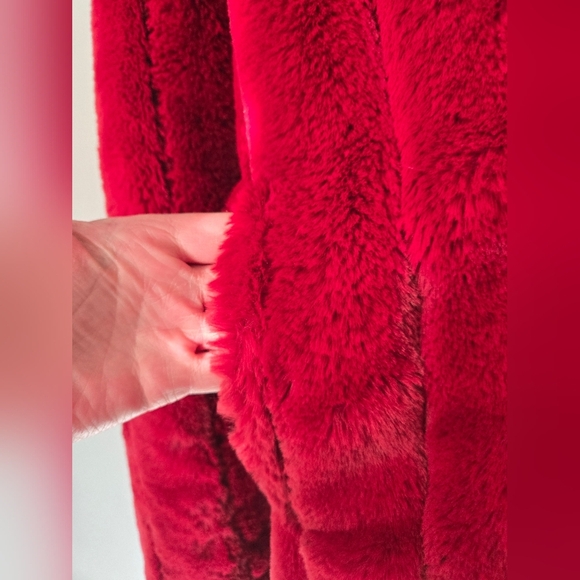 MINKPINK reddish pink (burgundy) soft, textured faux fur coat. XS - Picture 3 of 12